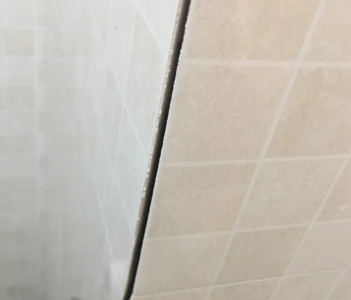 温江瓷砖空鼓维修公司分享阳台瓷砖脱落的修复过程可以分为以下几个步骤