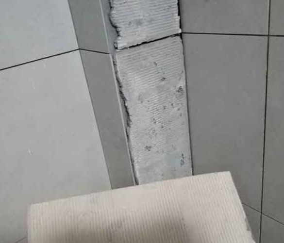 温江瓷砖空鼓维修公司分享下厨房瓷砖脱落的补救措施。
